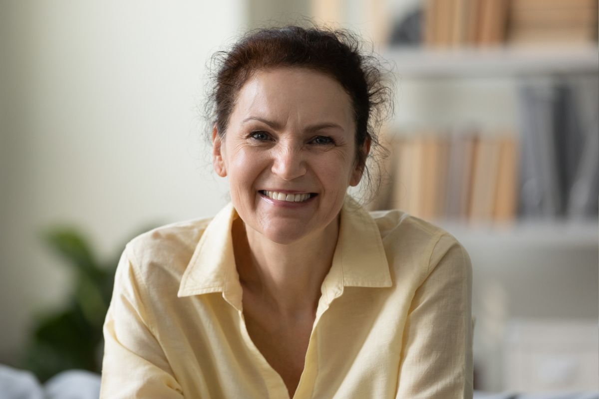 kobieta 50+ patrzy prosto w obiektyw aparatu