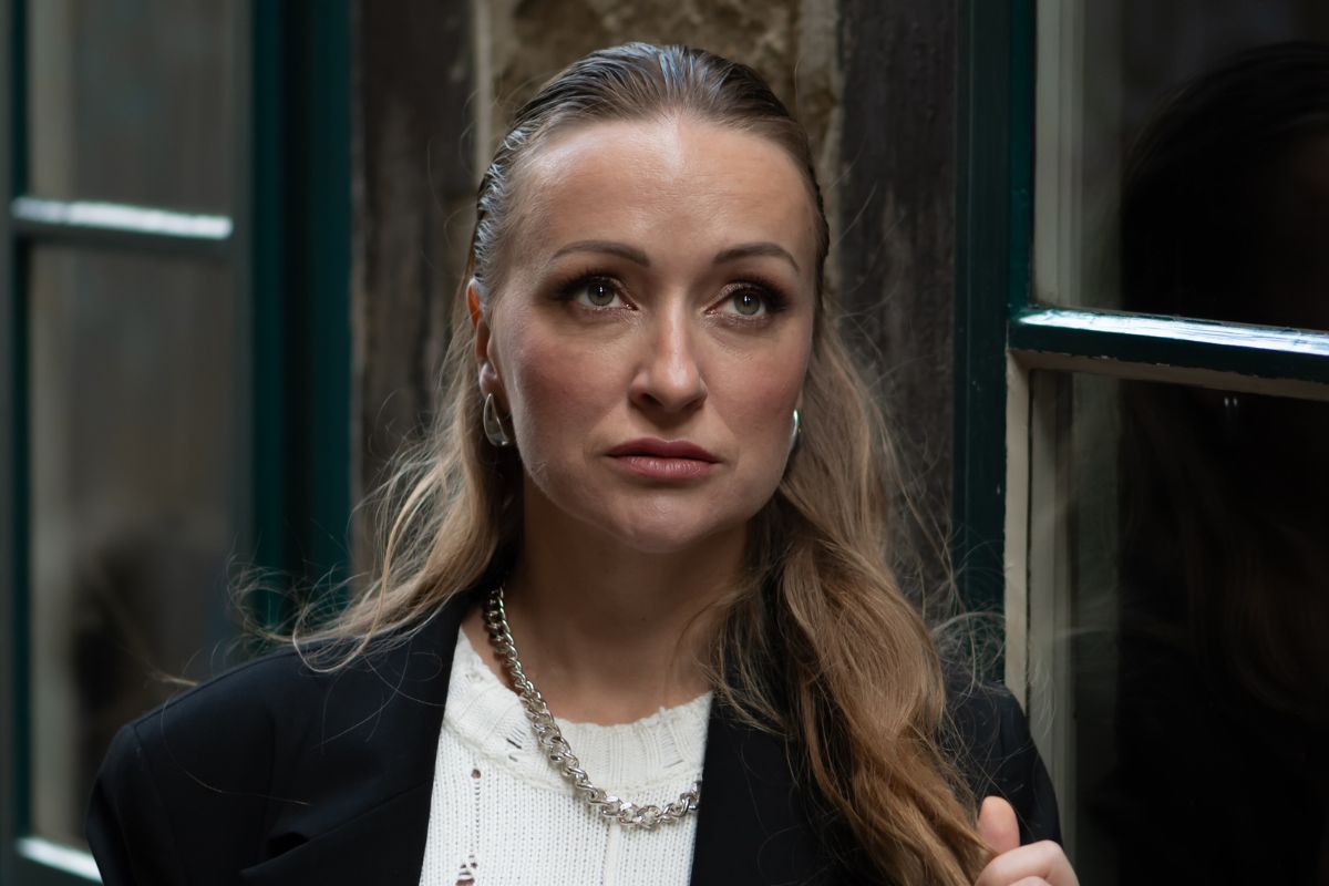 kobieta 40+ zamyślona i smutna