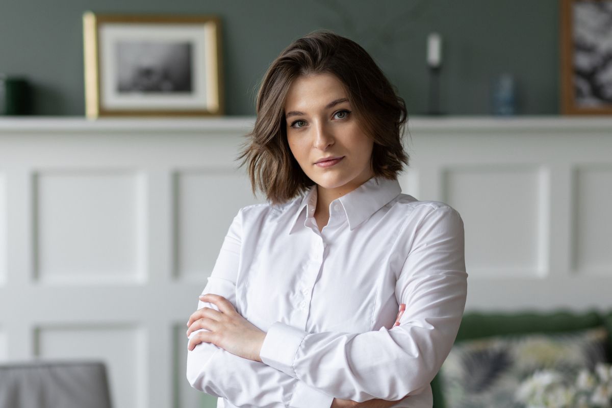 kobieta w białek koszuli