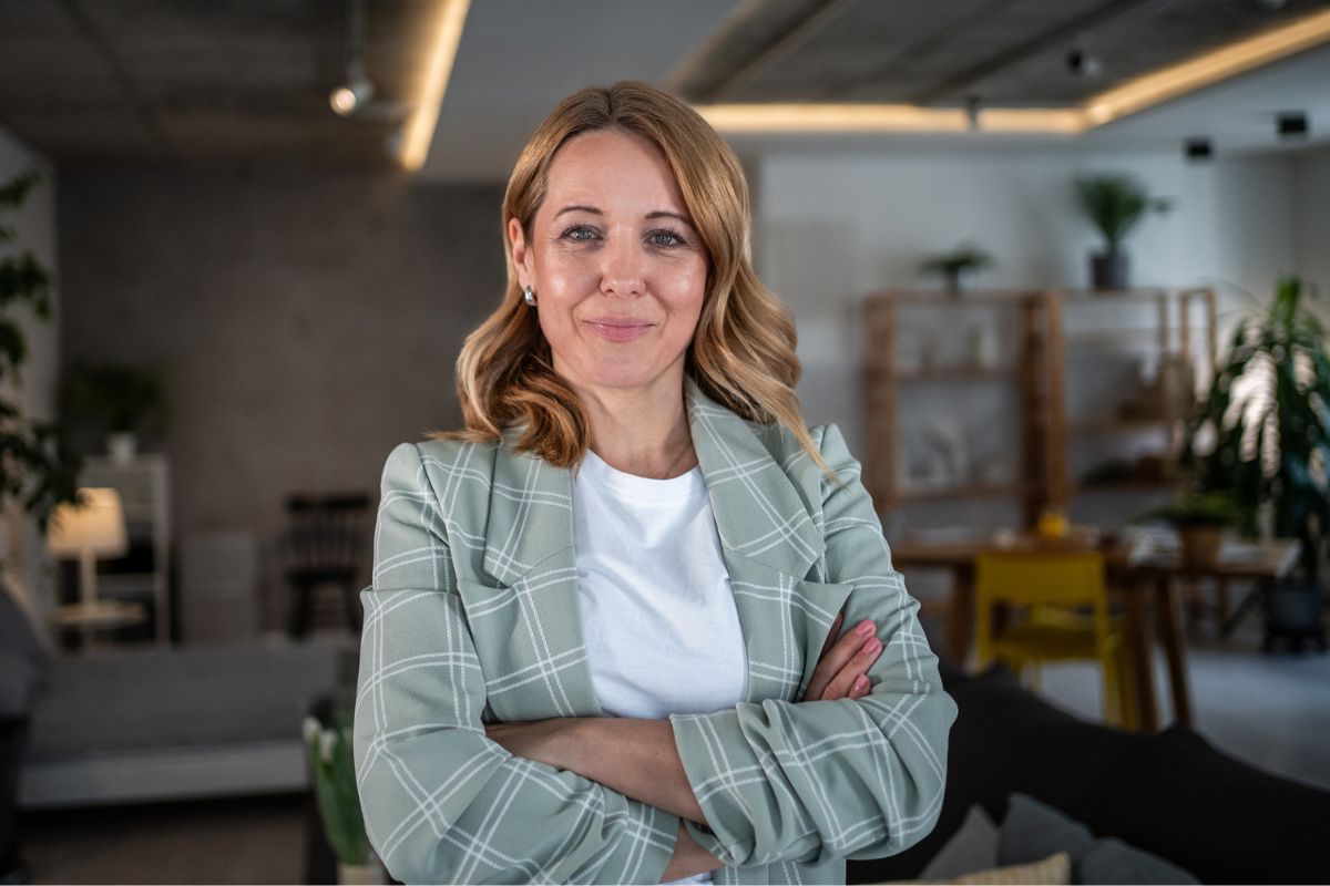 kobieta 40+ zamyślona i smutna