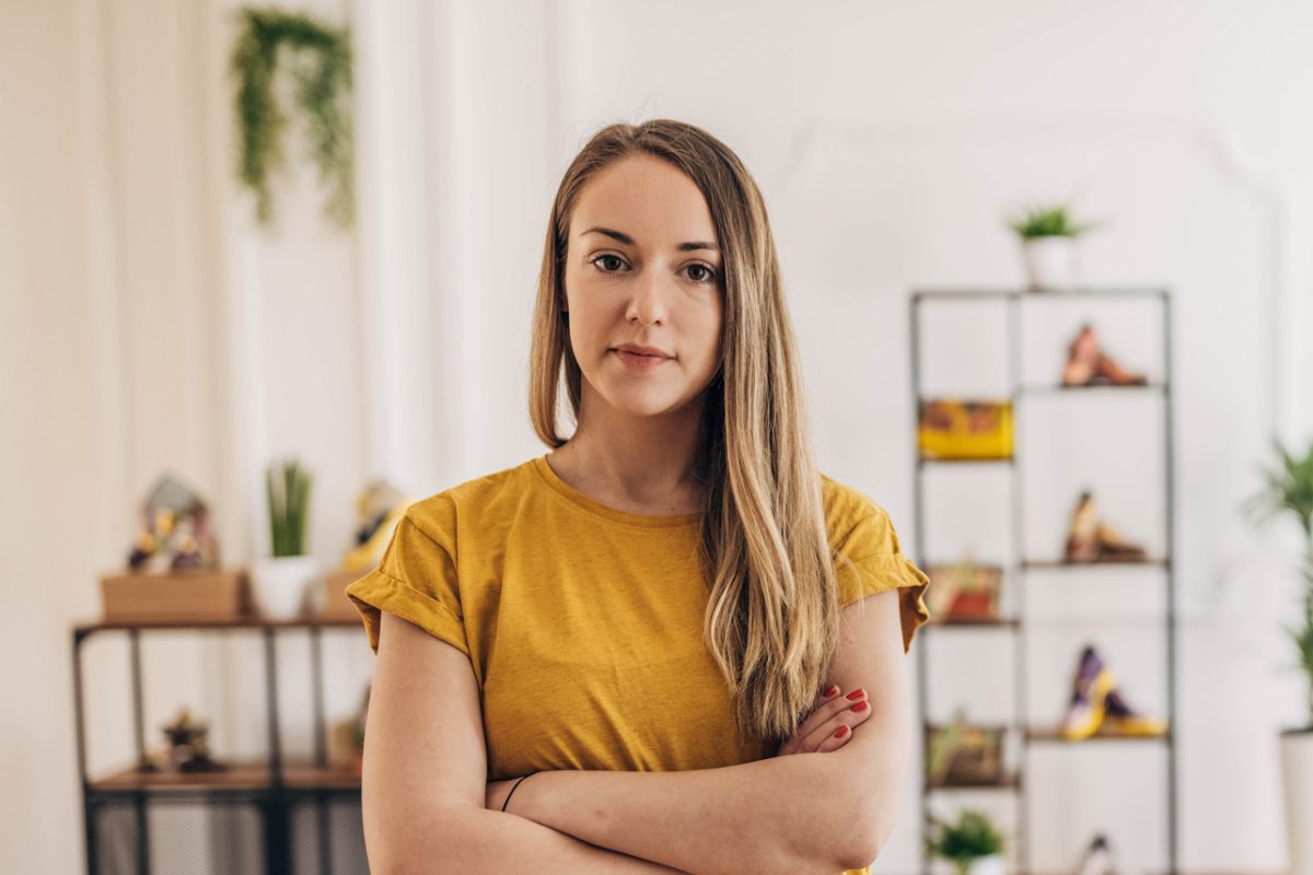 poważna kobieta w pokoju