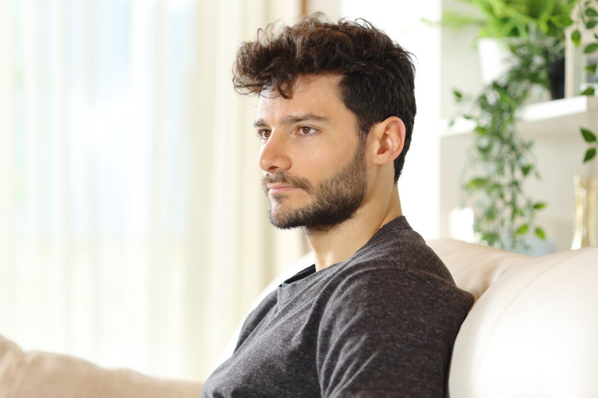 młody facet na kanapie