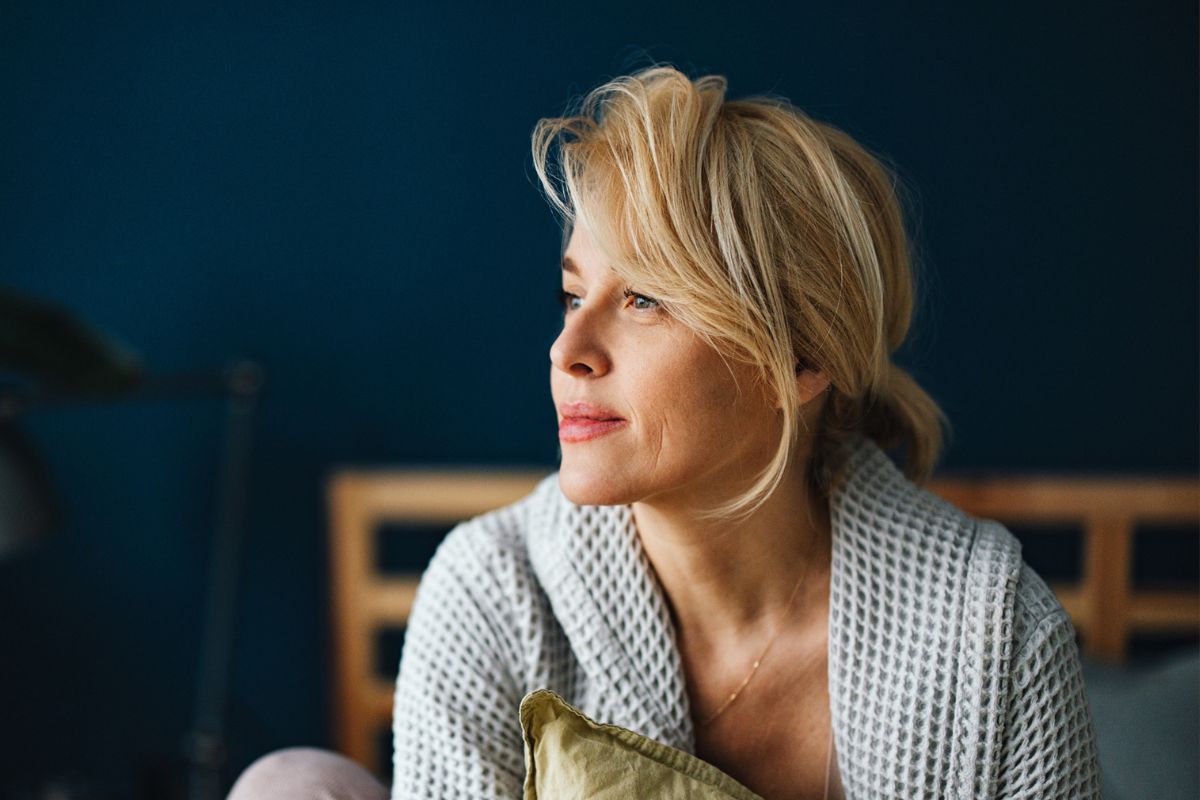 kobieta  40+ zamyślona i smutna