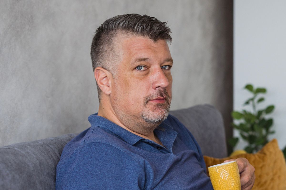 mężczyzna z żołtym kubkiem