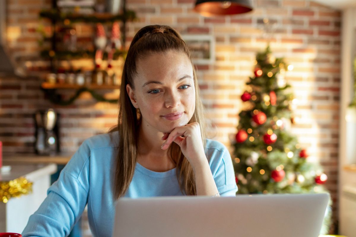 kobieta przed laptopem