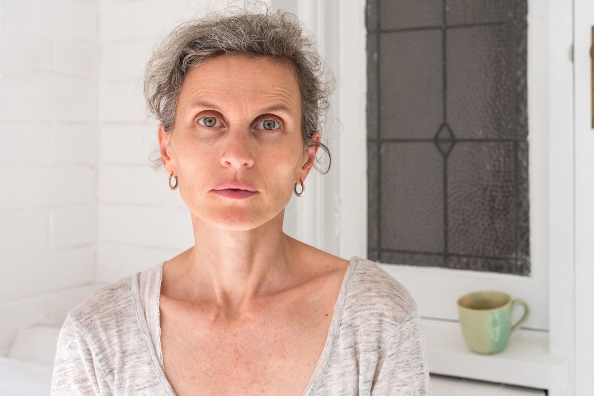 kobieta 40+ patrzy prosto w obiektyw aparatu