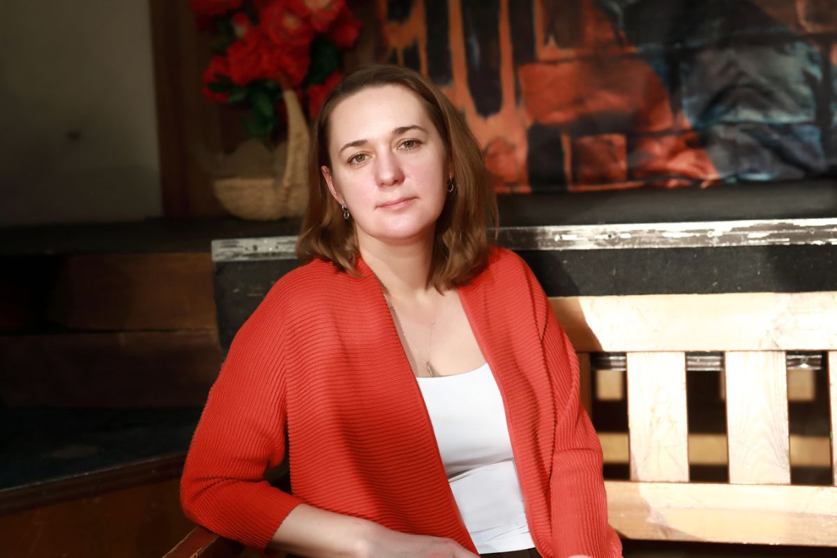 kobieta w czerwonym swetrze