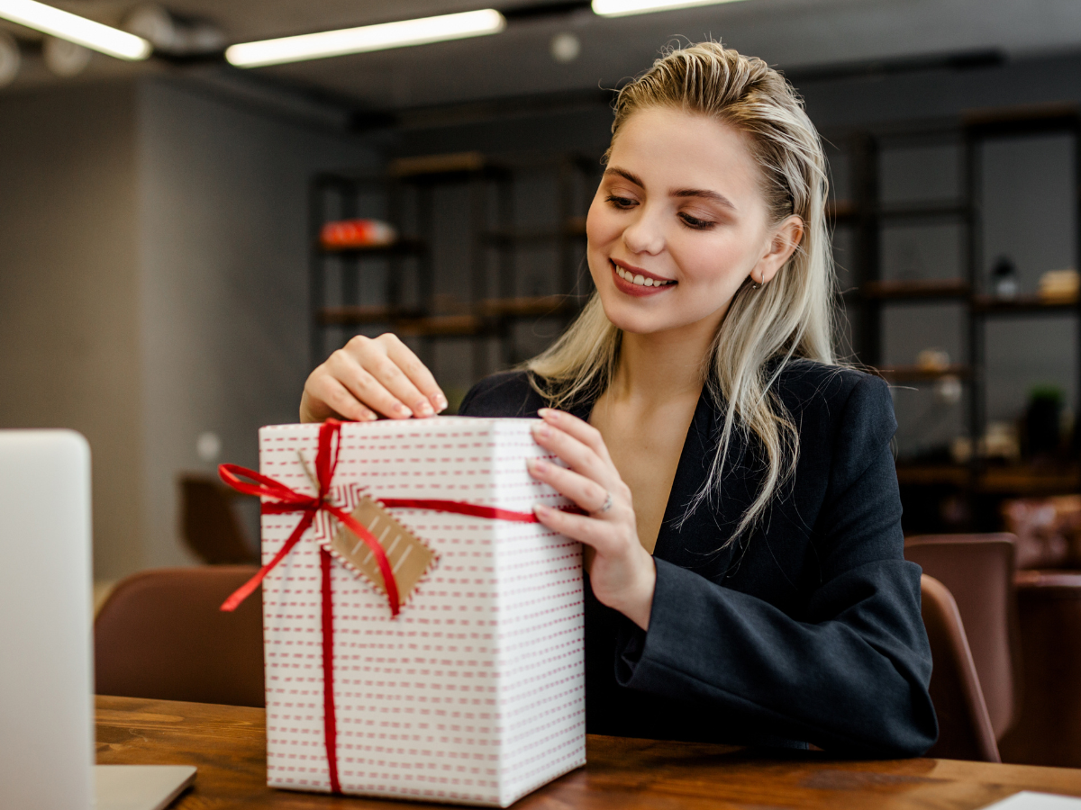kobieta z prezentem
