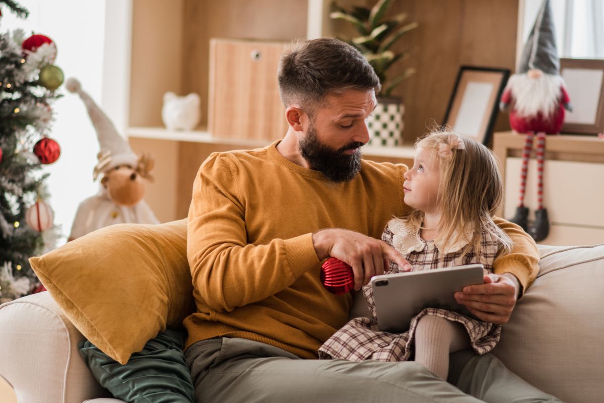 mężczyzna z córeczką święta