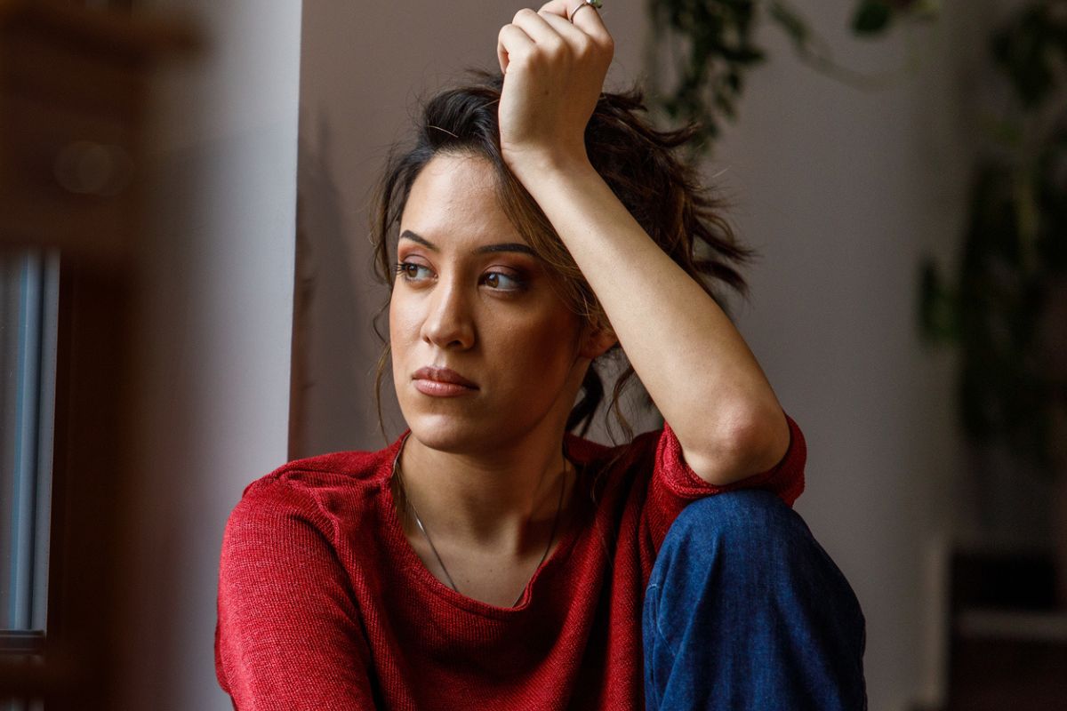 kobieta zamyślona i smutna