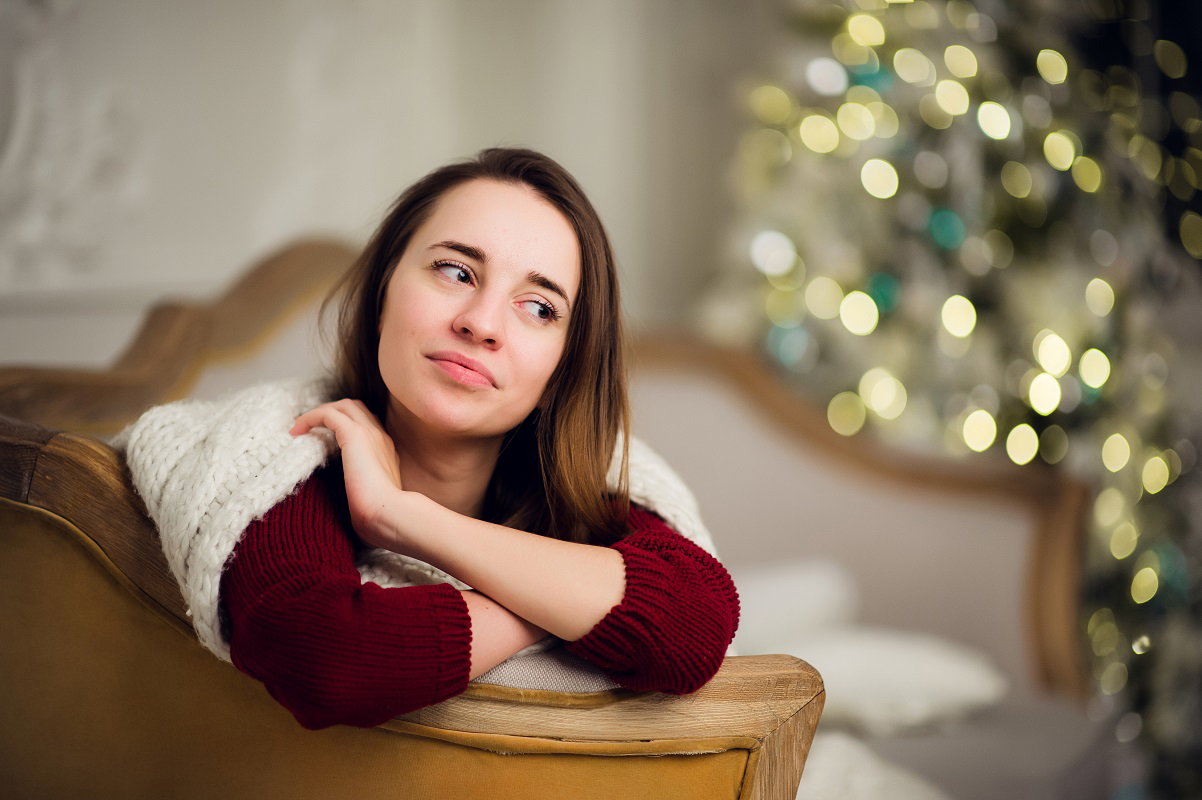 kobieta przy choince