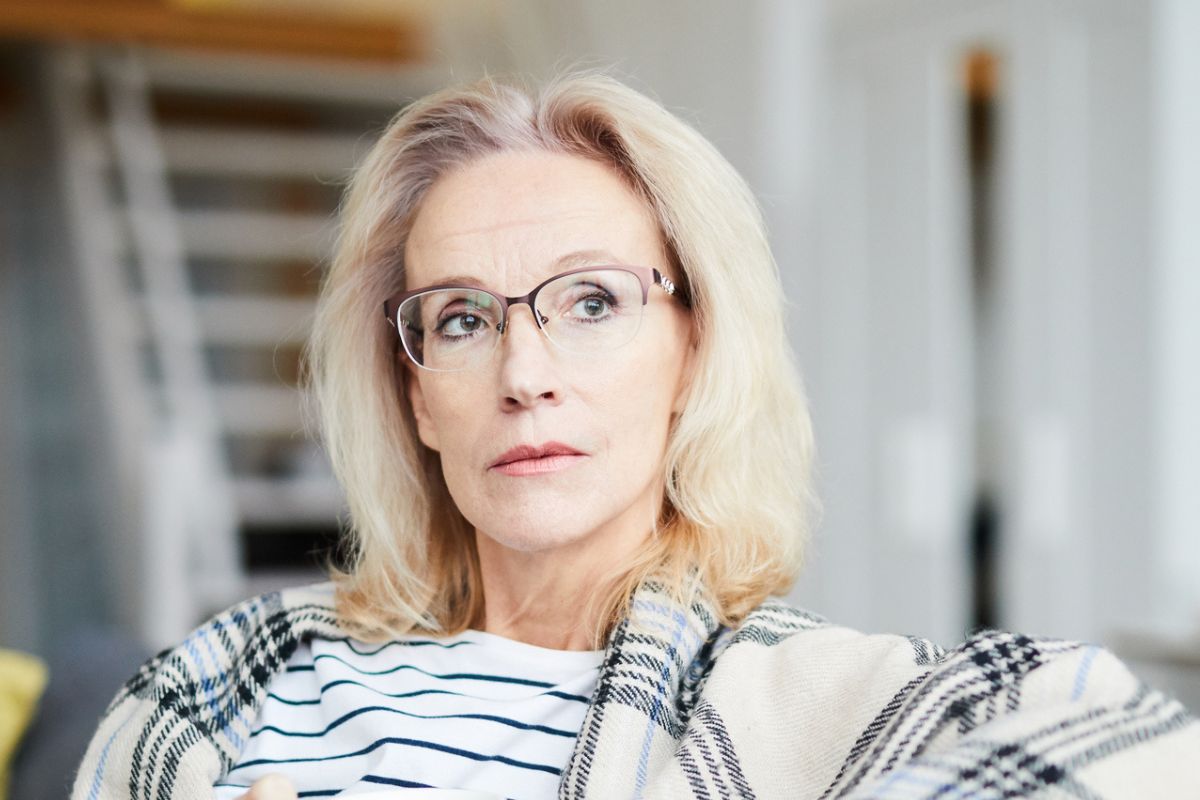 kobieta w okularach patrząca w dal