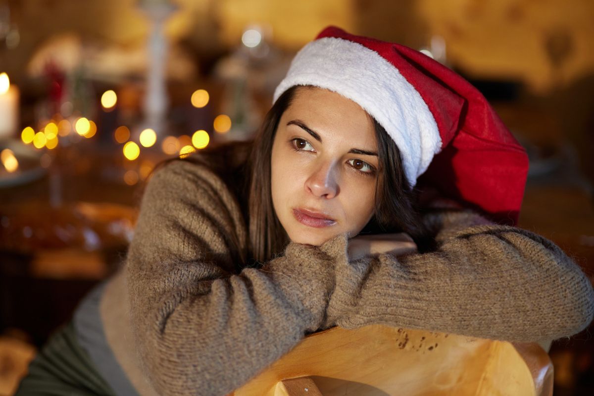 kobieta w czapce mikołaja