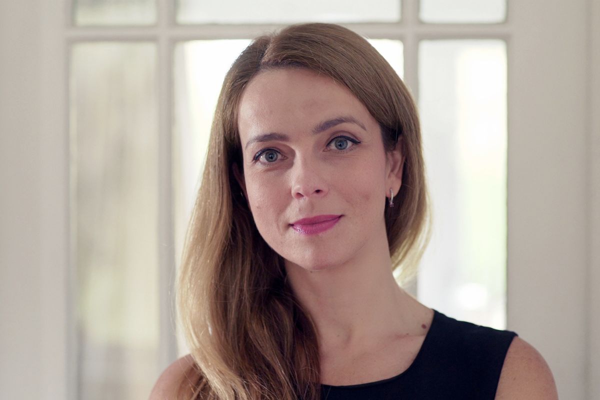 kobieta w czarnym topie