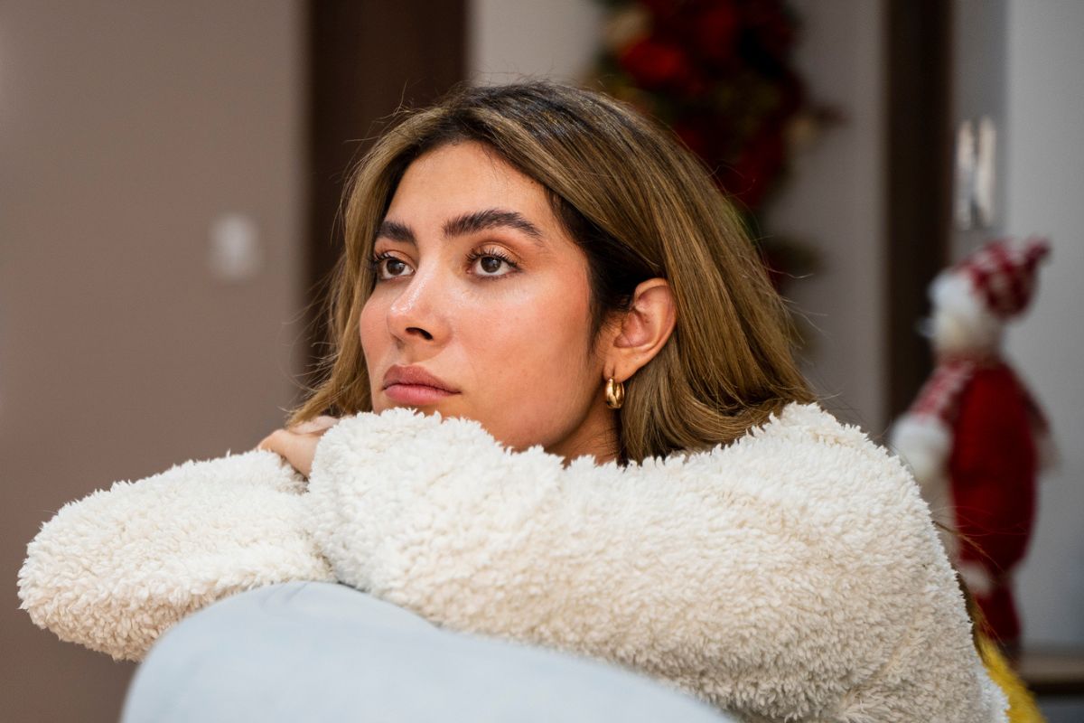 kobieta 30+ zamyślona i smutna