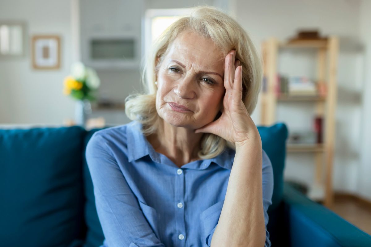 kobieta 50+ zamyślona i smutna