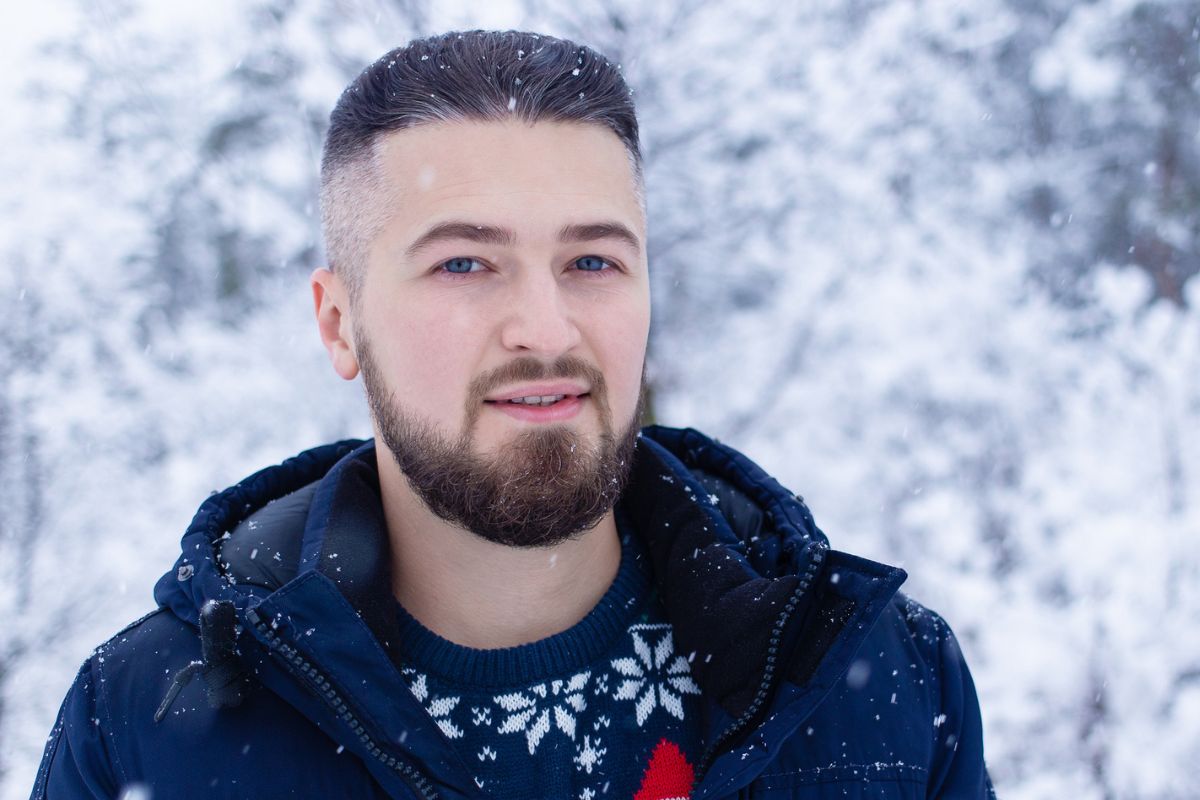 facet na dworze w zimę