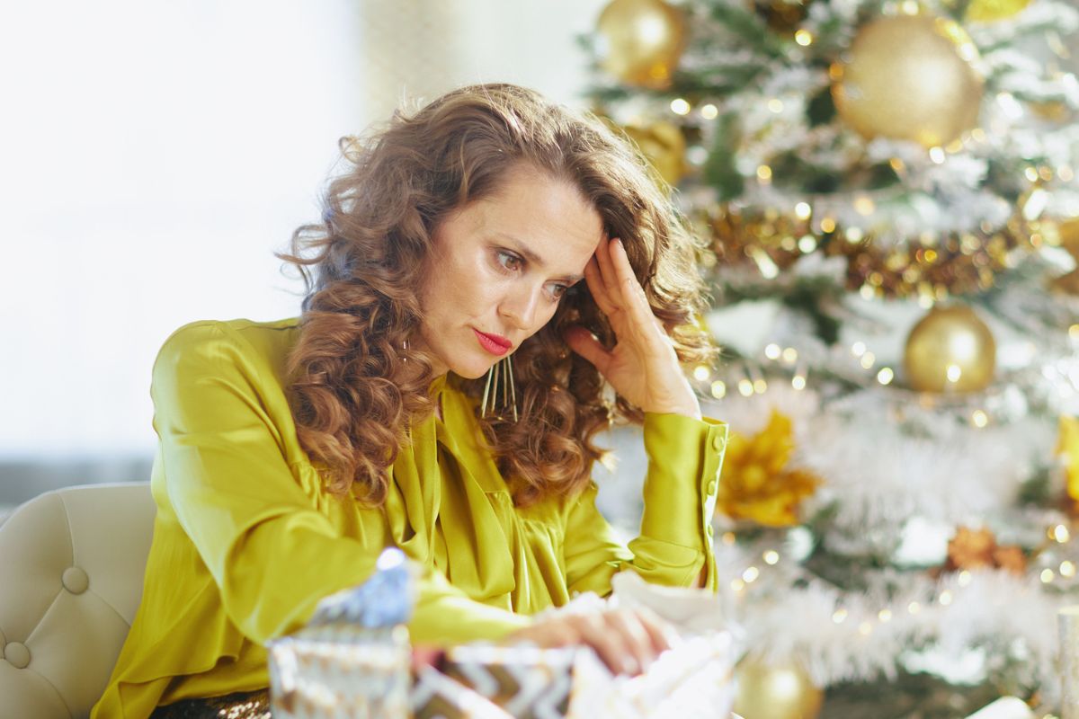 kobieta 40+ zamyślona i smutna