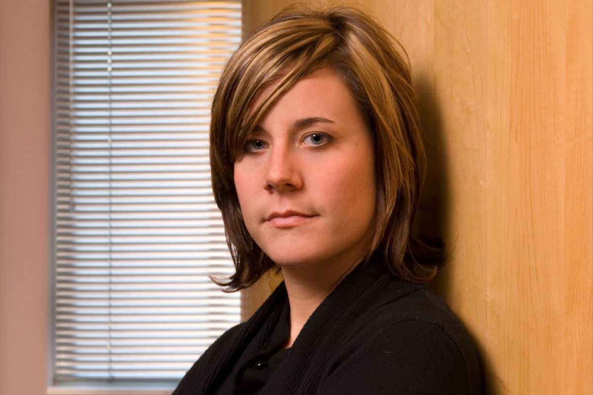 kobieta 30+ patrzy prosto w obiektyw aparatu