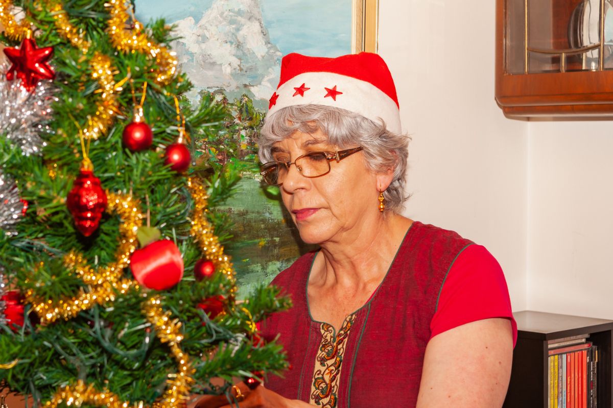 kobieta 60+ zamyślona i smutna