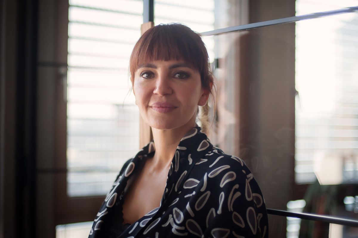 kobieta patrzy prosto w obiektyw aparatu