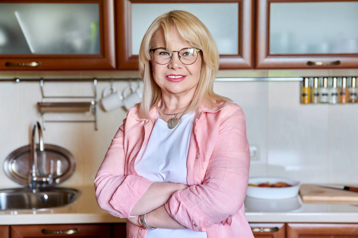 kobieta 50+ patrzy prosto w obiektyw aparatu