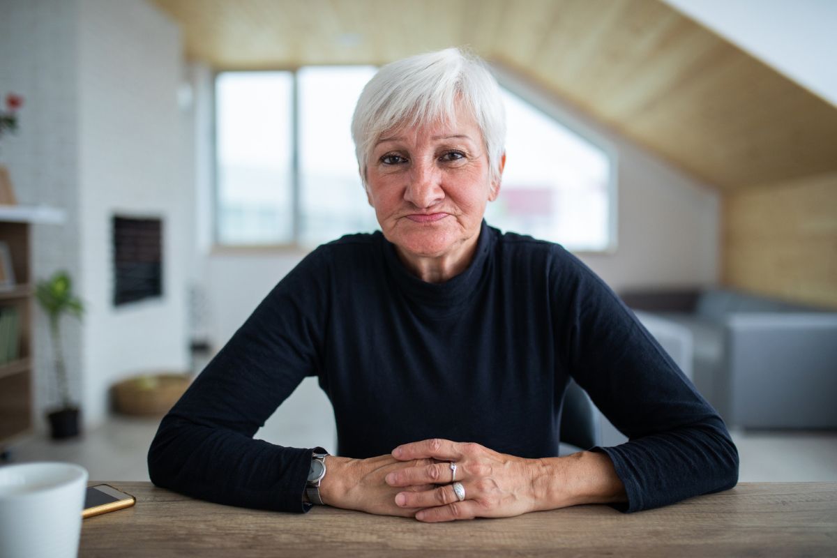 kobieta 60+ zamyślona i smutna