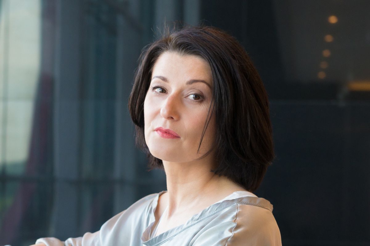 poważna kobieta w ciemnych włosach