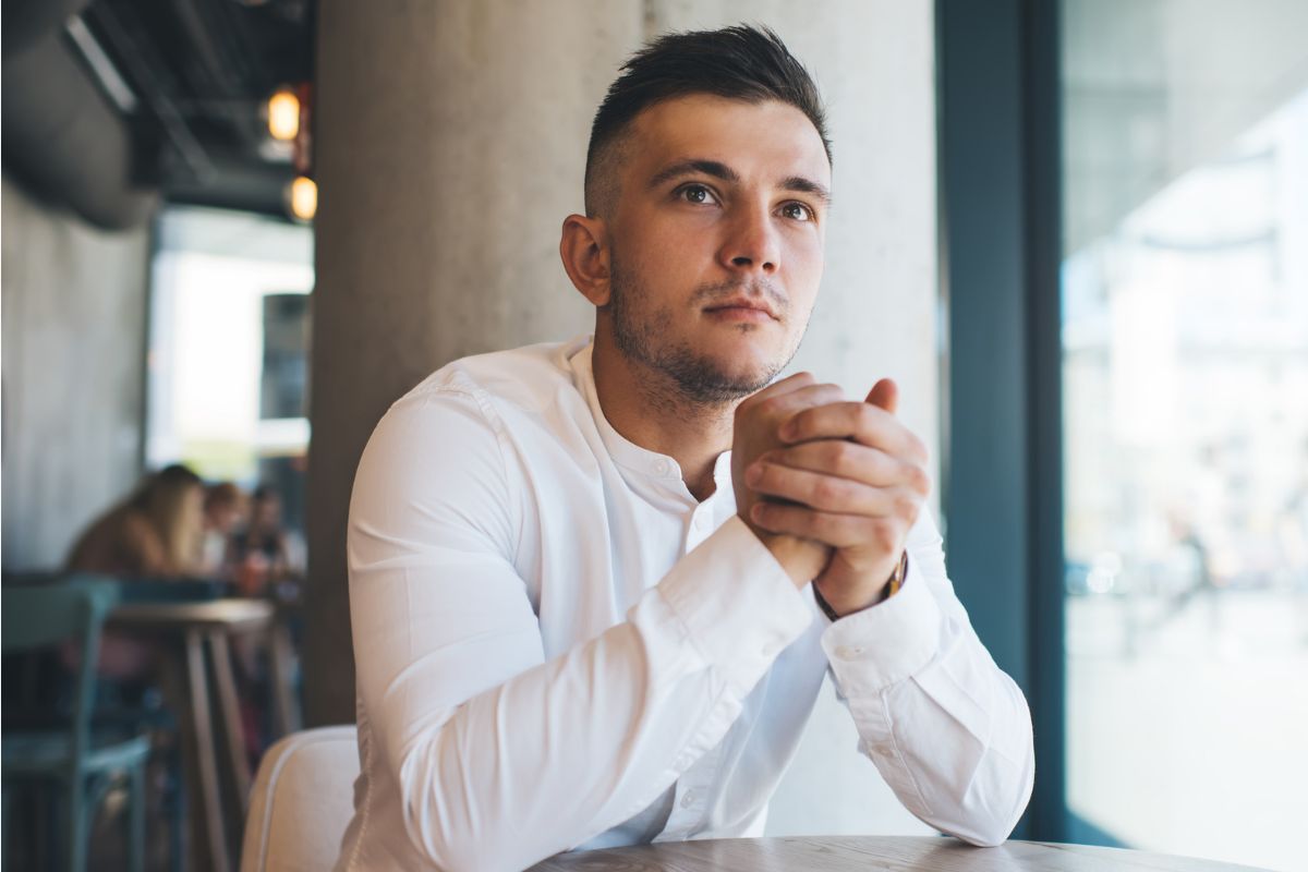 młody chłopak przy stoliku