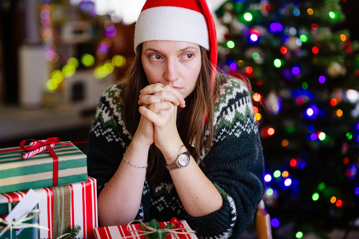 młoda kobieta przy choince