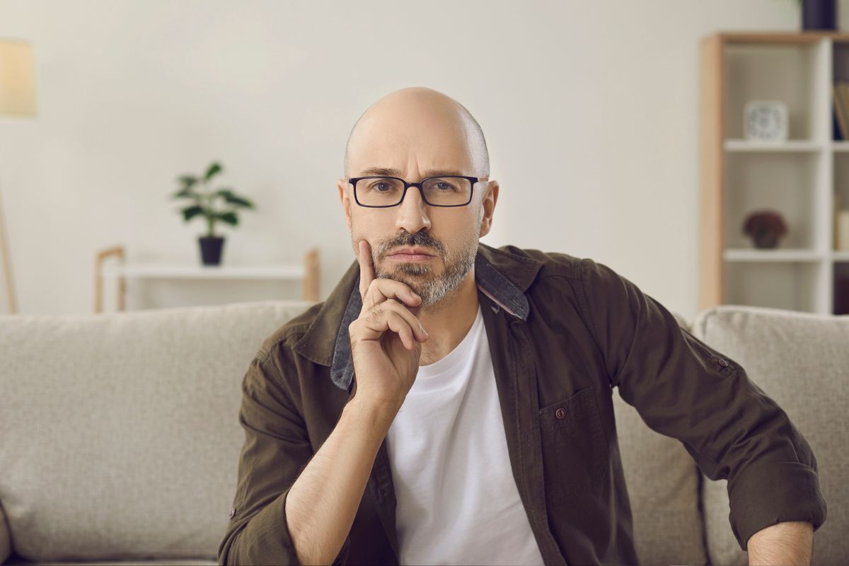 mężczyzna zamyślony i smutny