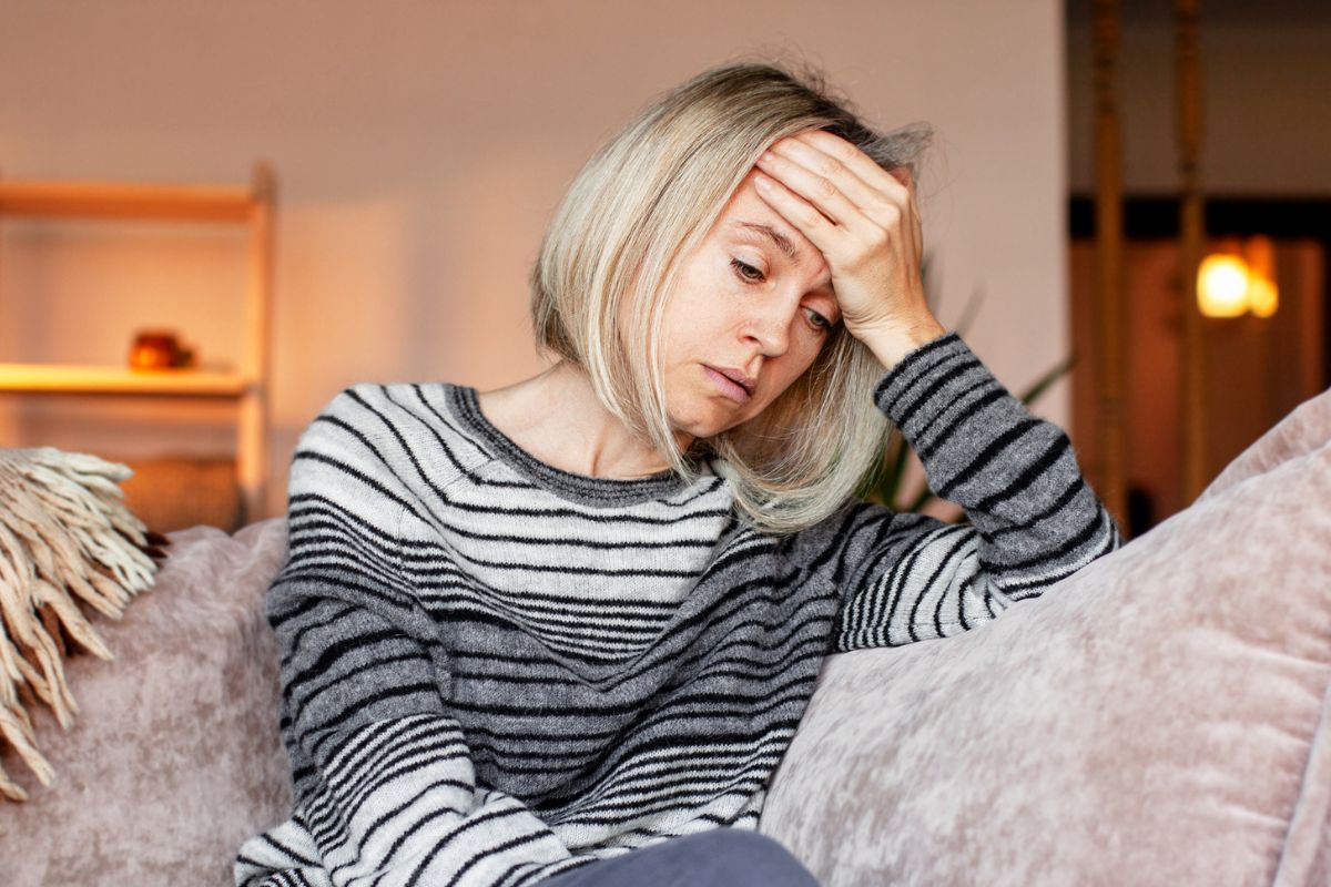 kobieta 40+ zamyślona i smutna