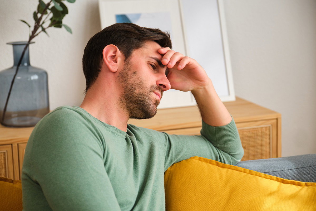 mężczyzna  w salonie