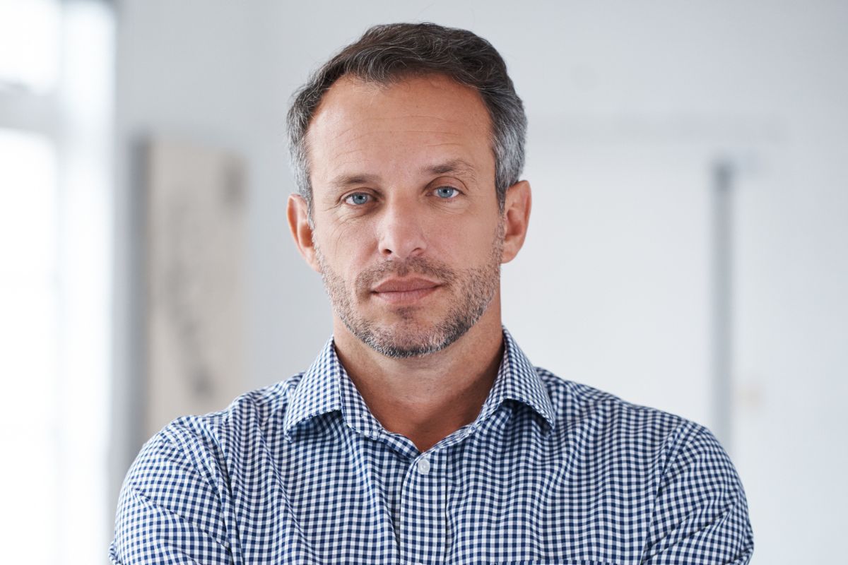 mężczyzna w koszuli w kratkę