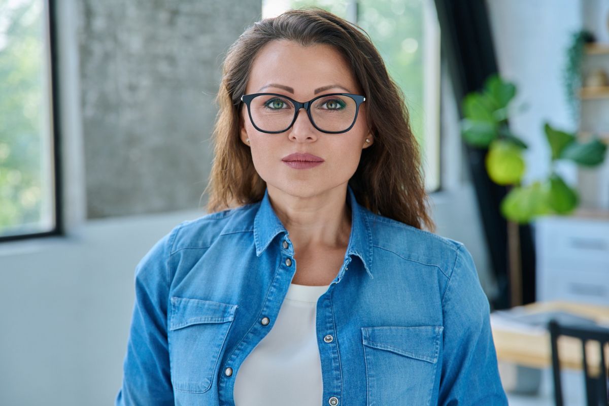 kobieta 40+ patrzy prosto w obiektyw aparatu