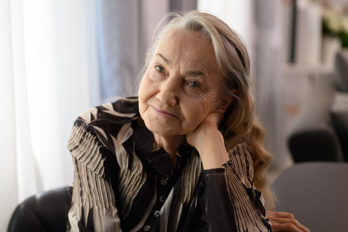 kobieta 70+ patrzy prosto w obiektyw aparatu