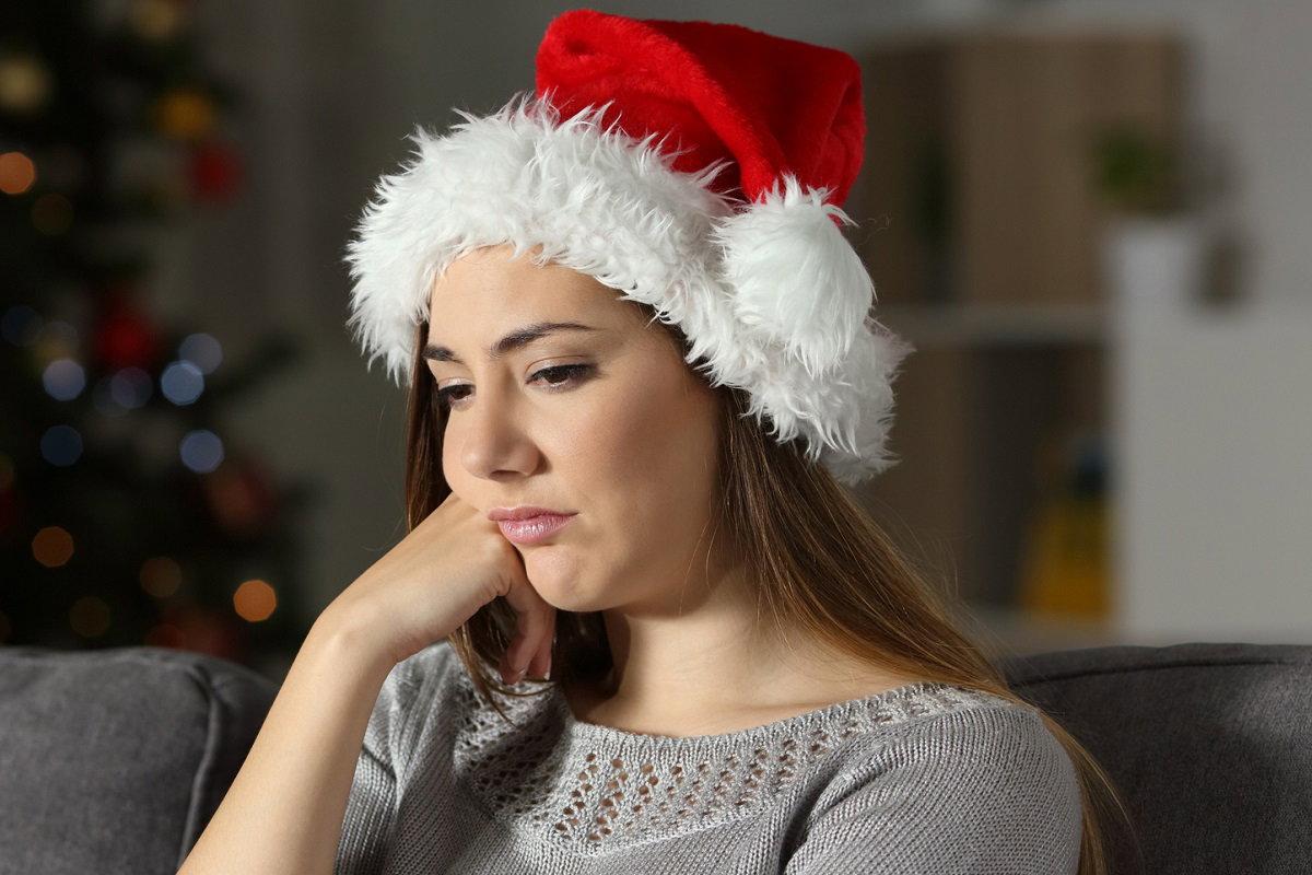 smutna kobieta przy choince