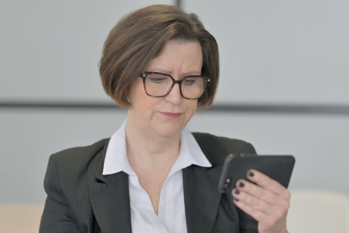 kobieta scrolluje telefon