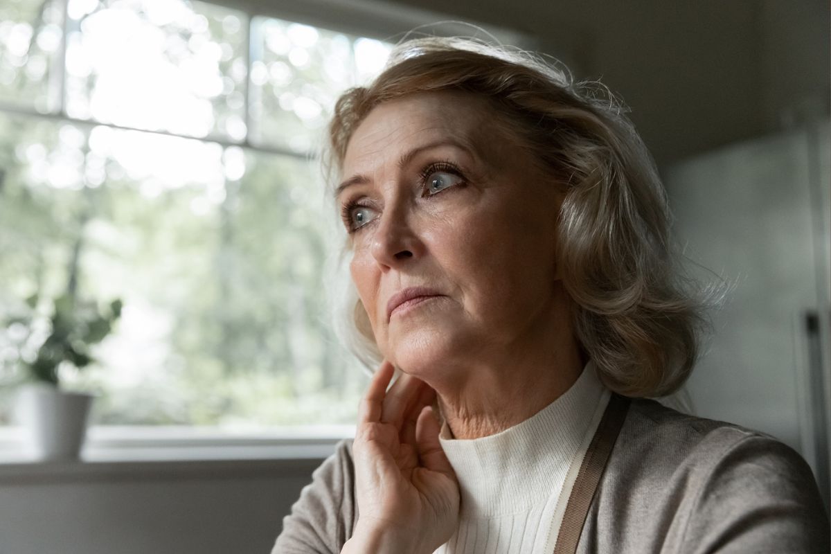 kobieta 60+ zamyślona i smutna