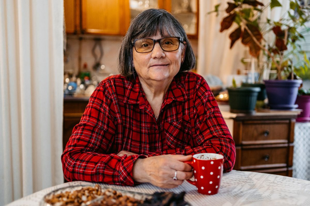 kobieta 60+ w kuchni