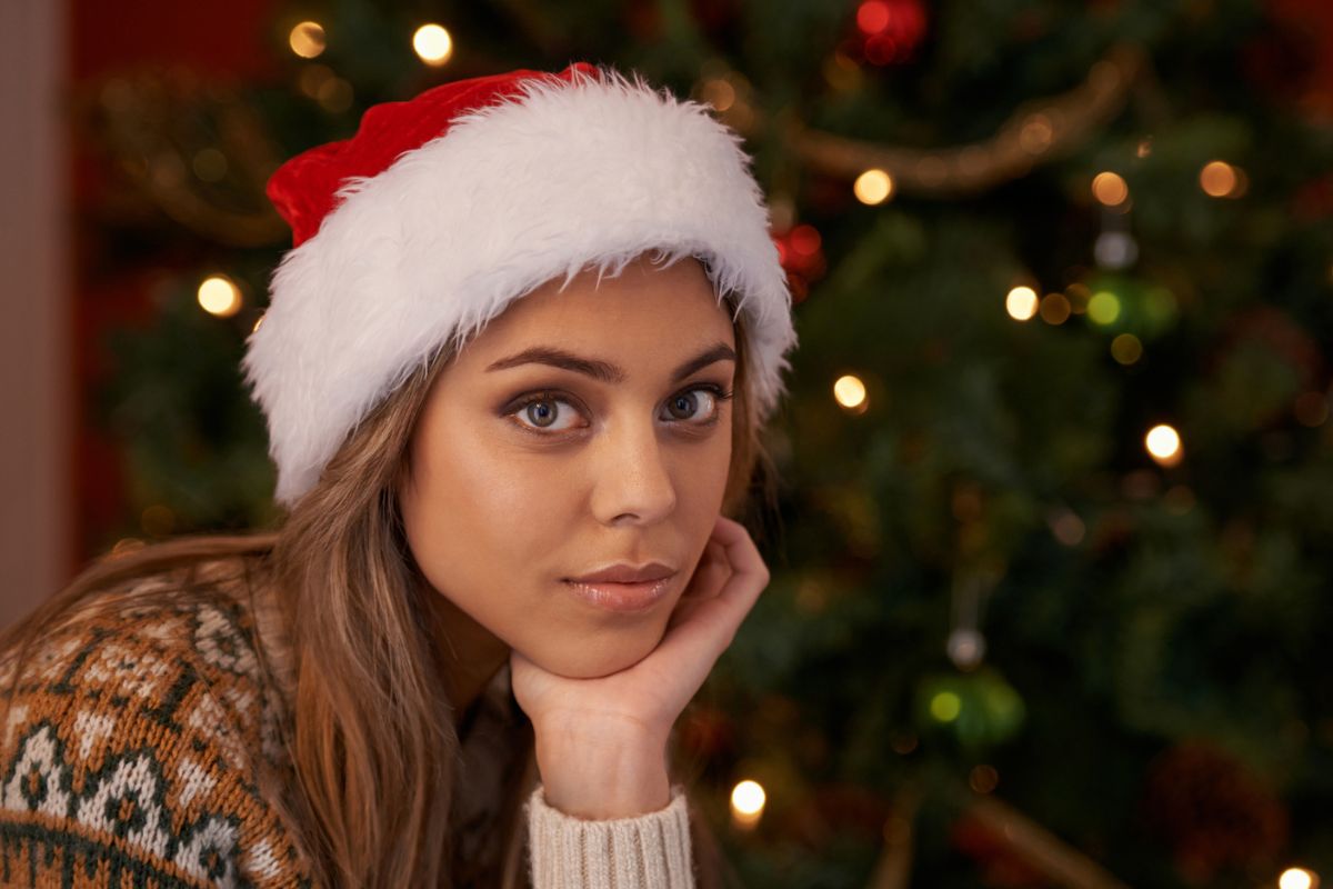 kobieta 20+ patrzy prosto w obiektyw aparatu