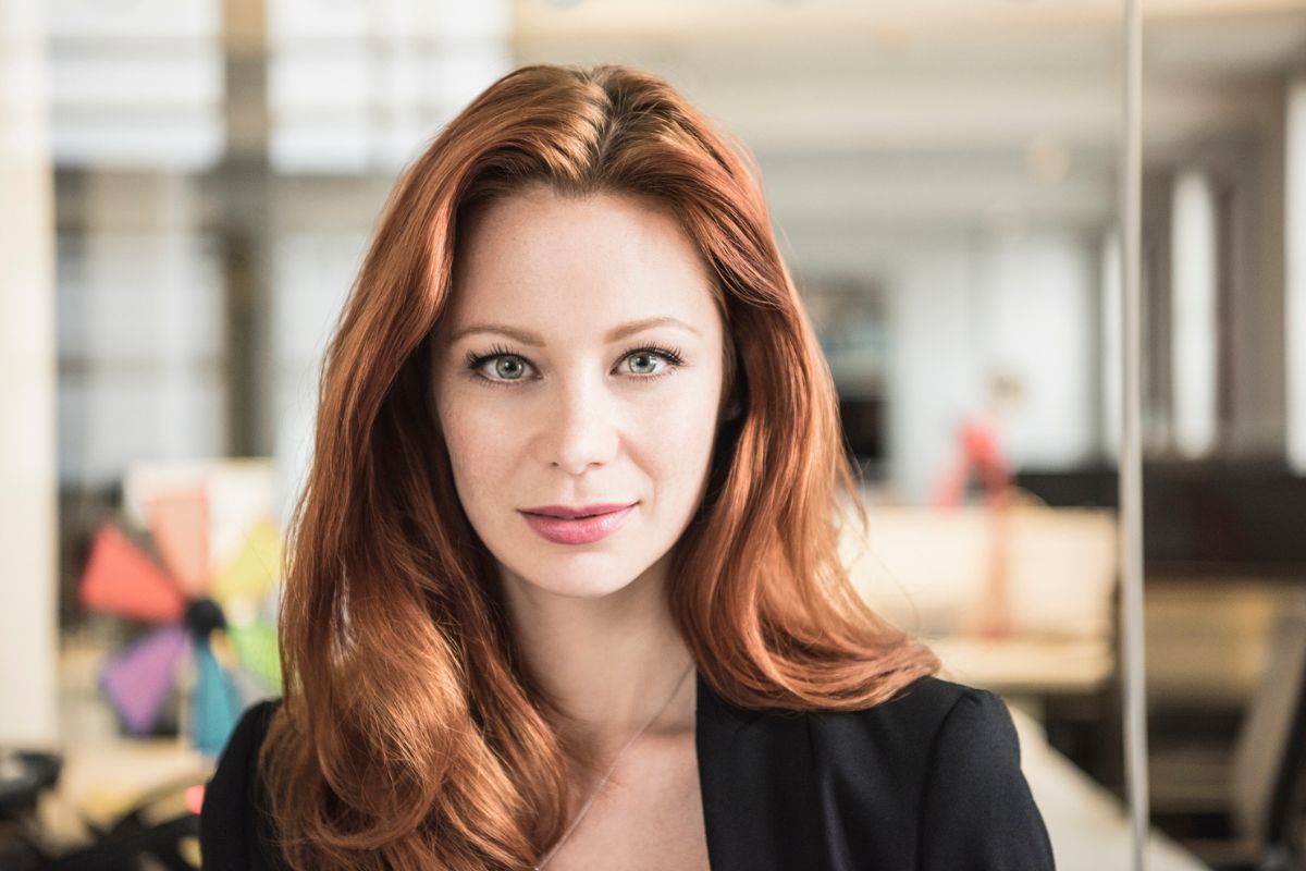 kobieta 30+ patrzy prosto w obiektyw aparatu