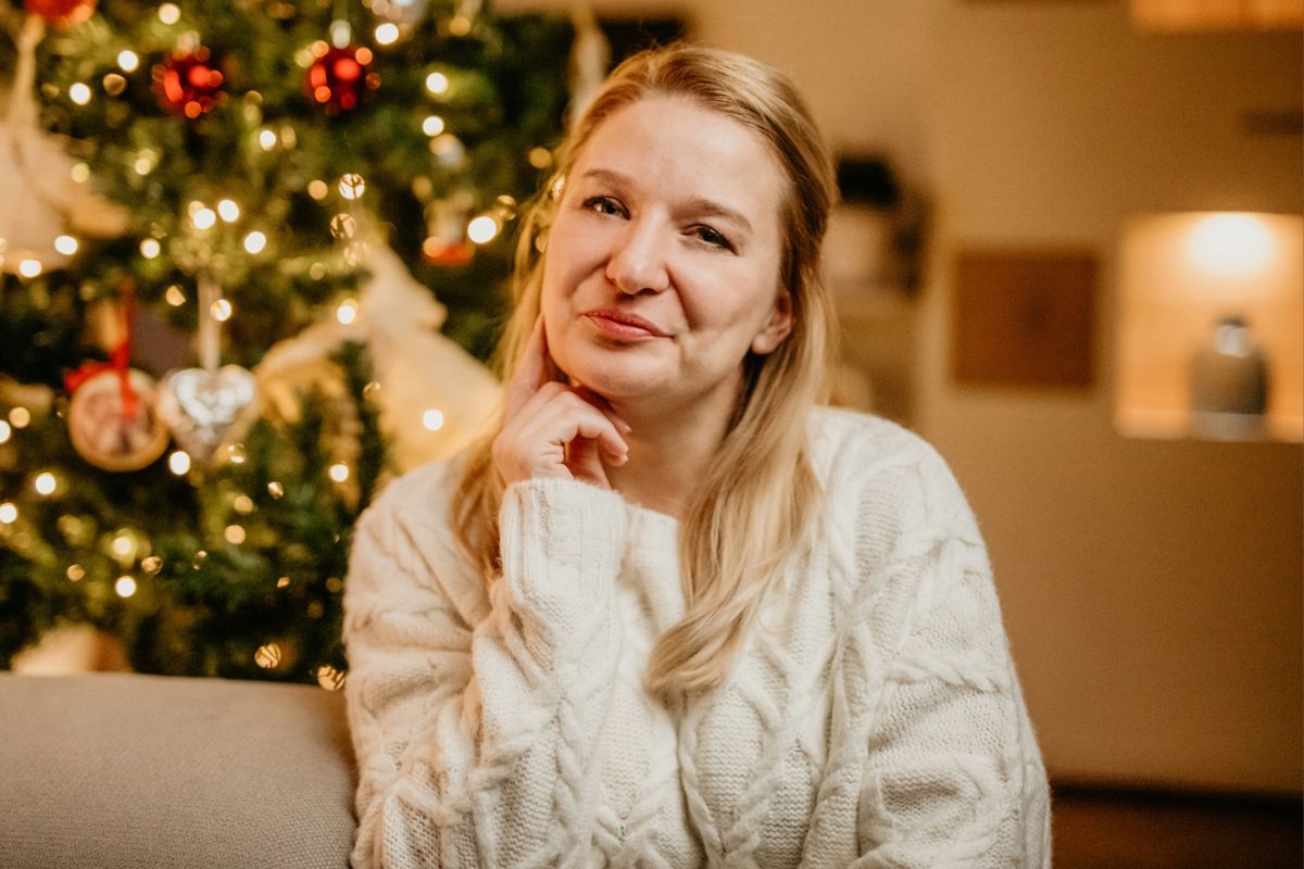 kobieta 30+ patrzy prosto w obiektyw aparatu