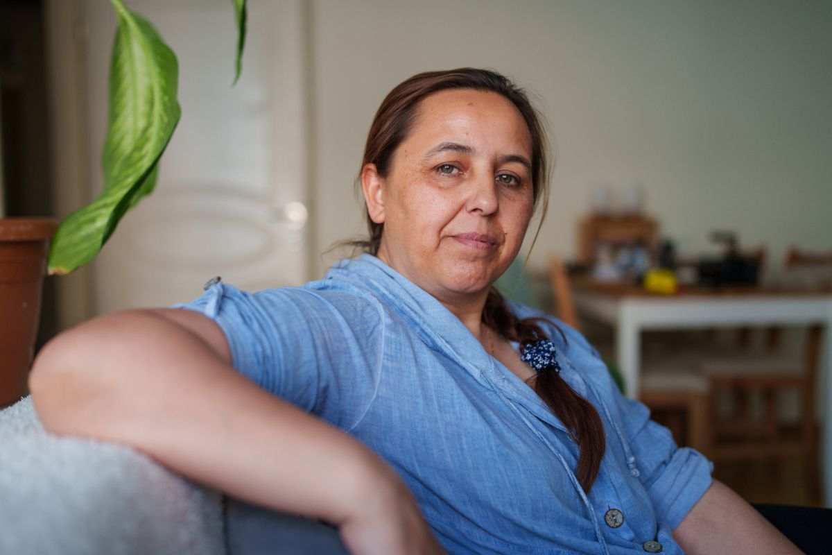 kobieta 40+ patrzy prosto w obiektyw aparatu