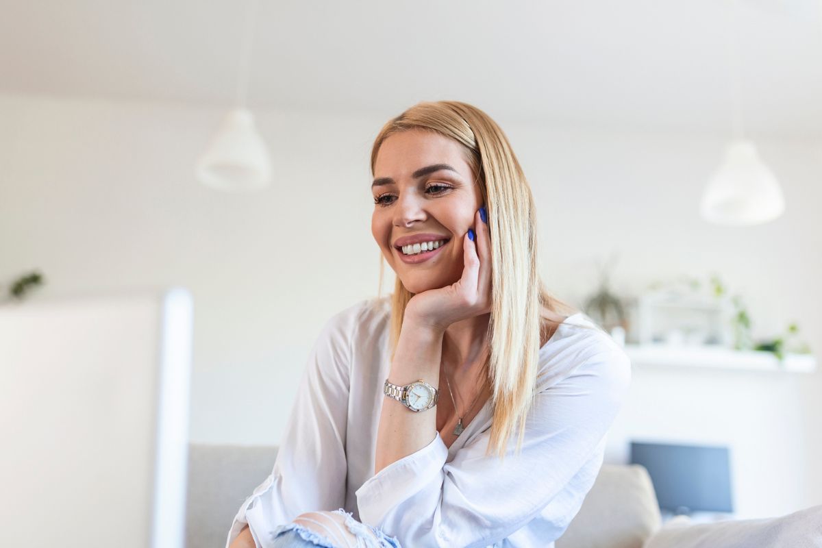 kobieta uśmiechająca się do ekranu