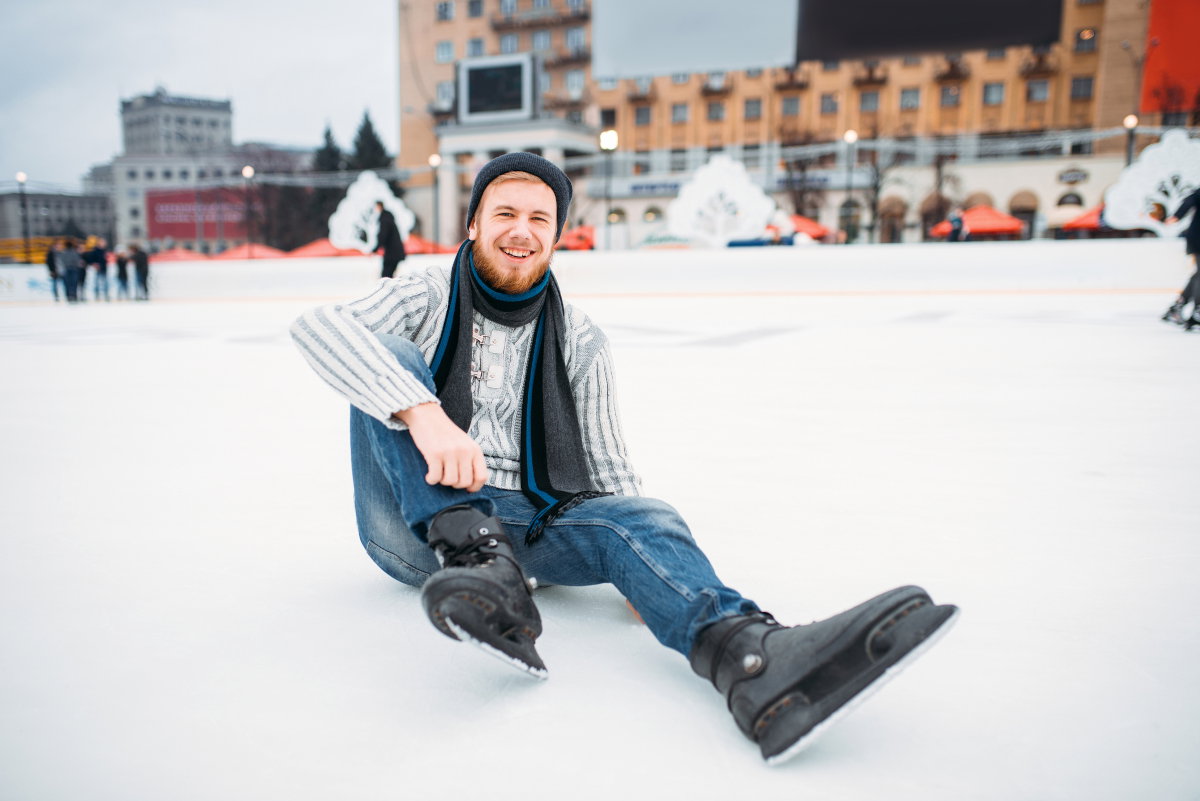 chłopak na lodowisku