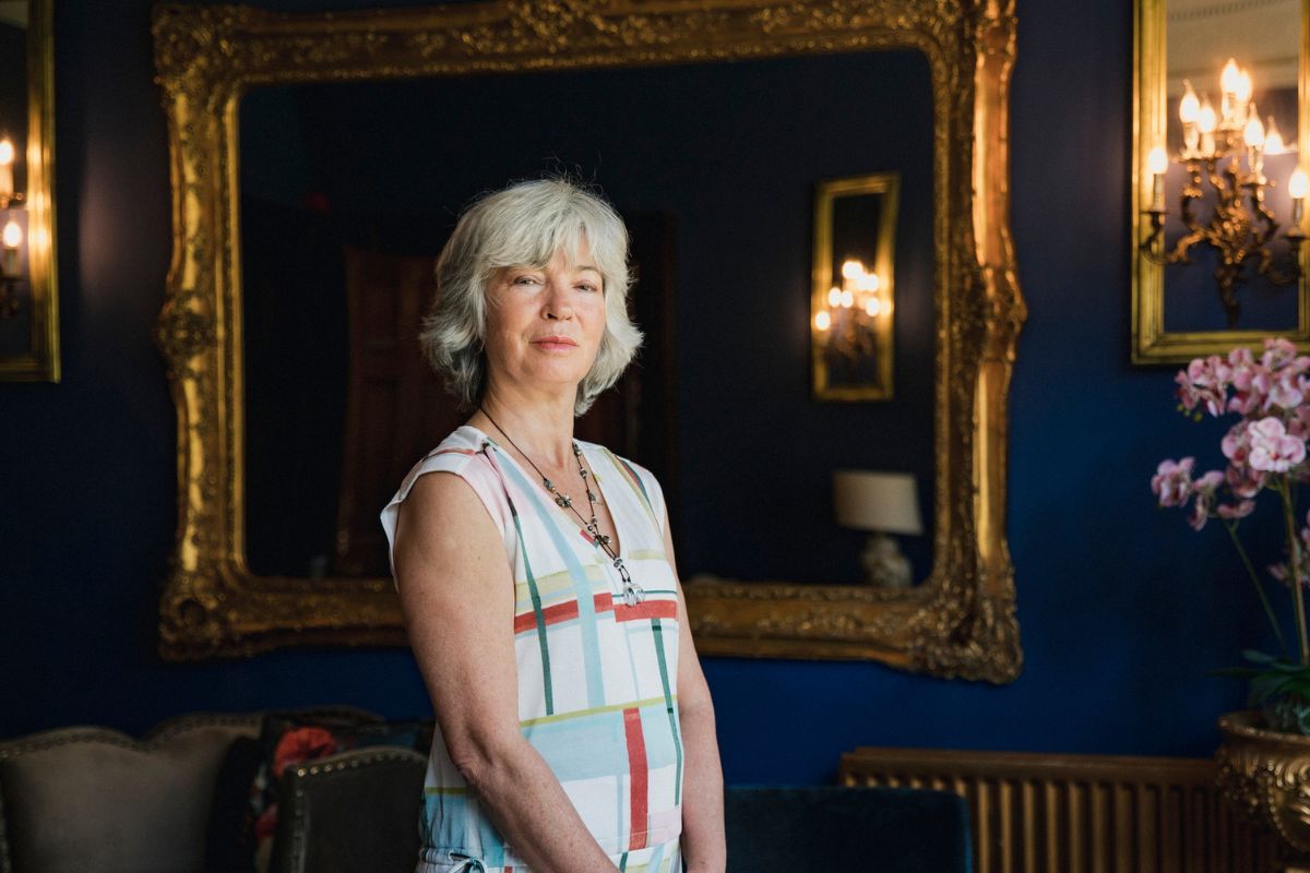 kobieta 60+ zamyślona