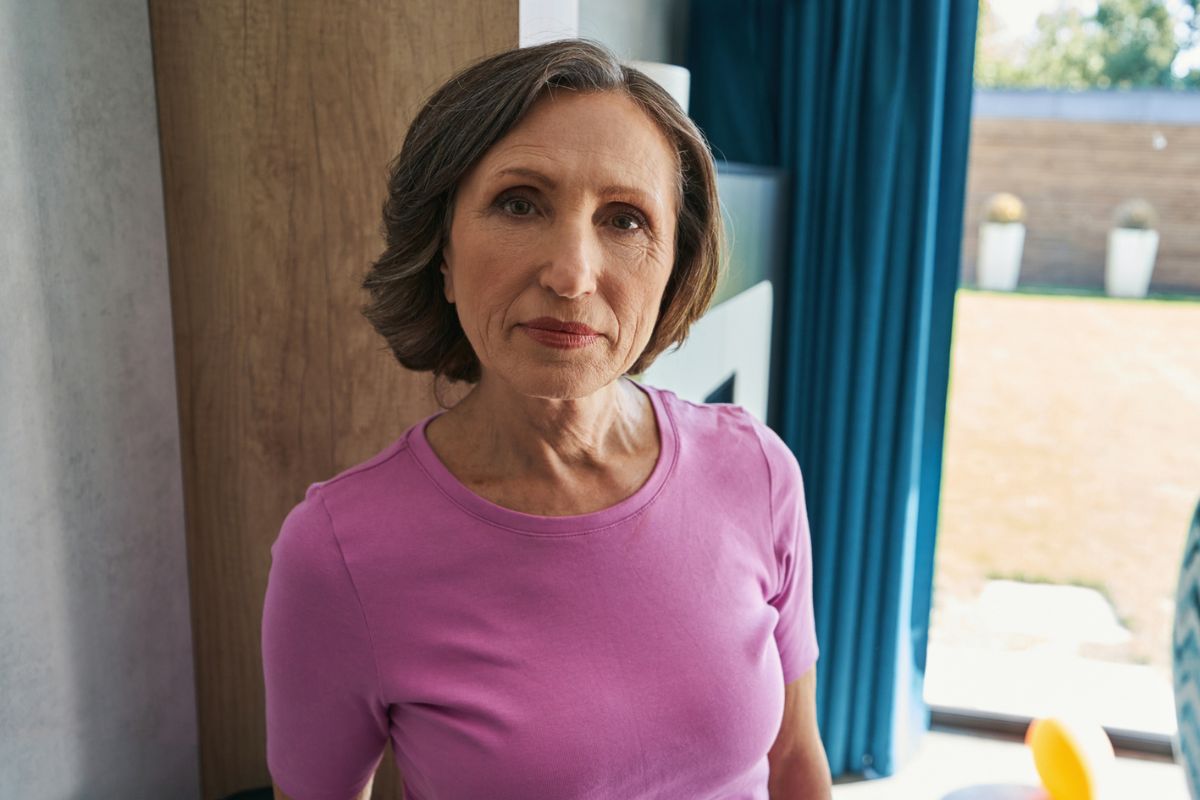 kobieta patrzy prosto w obiektyw aparatu