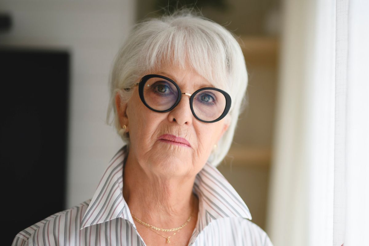 kobieta 70+ zamyślona i poważna