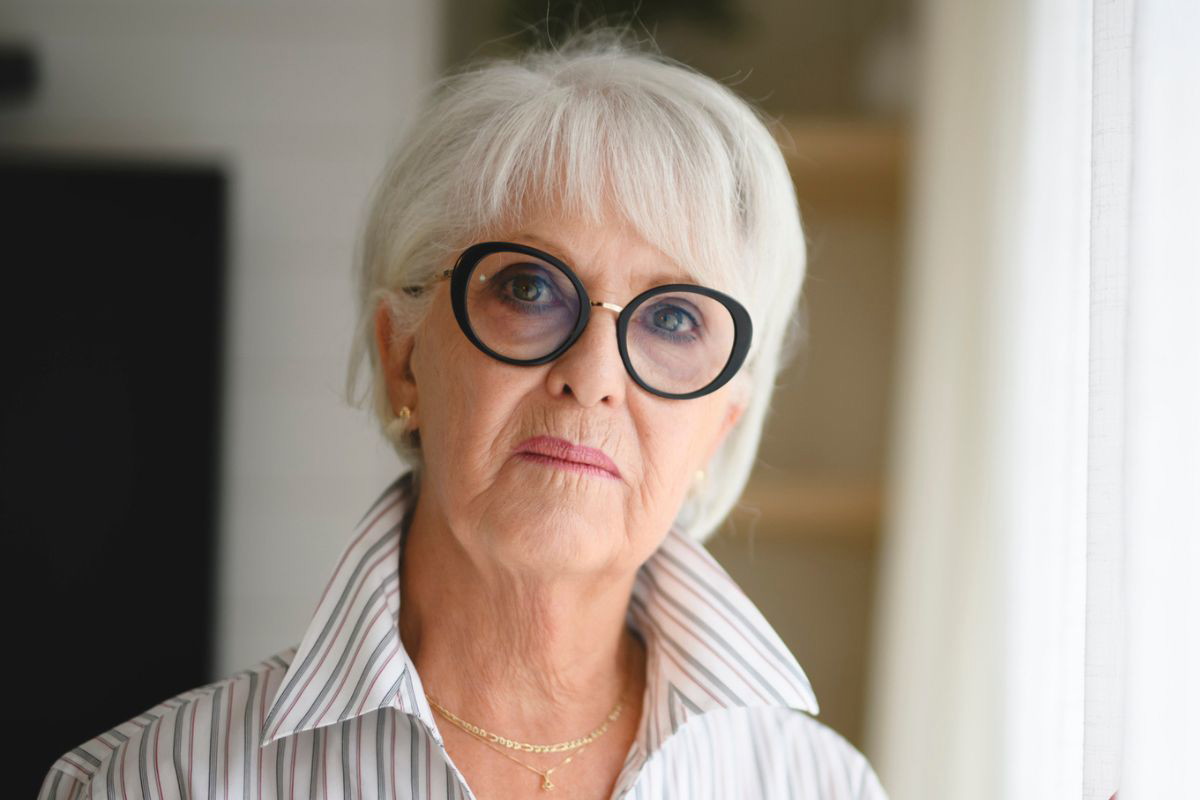 kobieta 70+ zamyślona i poważna